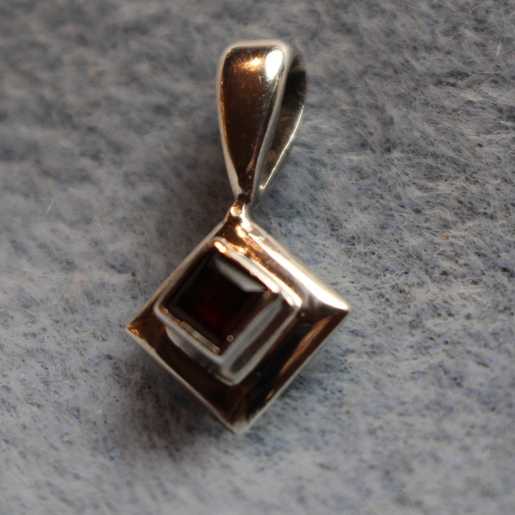 Garnet and silver pendant - Picture 2 of 11